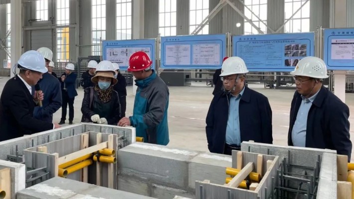 【“三抓三促行動”】省住建廳標準辦盧勃一行考察調(diào)研 甘肅建投裝備公司“免拆復(fù)合保溫模板”項目
